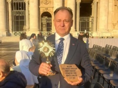 Papież pobłogosławił kamień pod muzeum bł. ks. Jerzego w Okopach