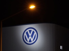 Volkswagen wstrzyma produkcję we flagowej fabryce, w tle wojna o kluczowy komponent