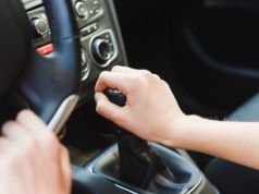 Tego nie mówi nikt, a błąd może kosztować 8000 zł. Kierowcy działają odruchowo