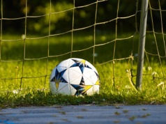 Jakie są zasady rozpoczęcia drugiej połowy meczu piłki nożnej?