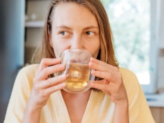 Pij codziennie tę herbatę. Wygładza zmarszczki i spala tłuszcz z boczków