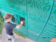 Policja poszukuje wandala, który uszkodził paczkomat w Lublinie. Rozpoznajesz go?