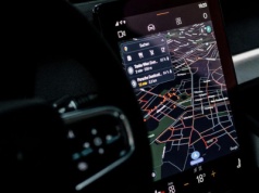 Koniec z Android Auto i CarPlay. Ta firma stawia na własny system