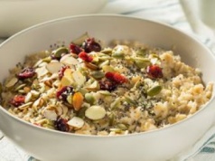 Dodawaj 2 łyżeczki do owsianki. Opóźnią procesy starzenia się i pomogą podnieść poziom żelaza