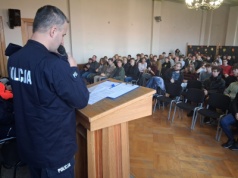 Niesłuchani, ignorowani, samotni w domu. Policjanci i eksperci rozmawiali z uczniami o używkach