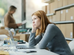 Coraz mniej wiary w sens pracy. Zaangażowanie spada, benefity nie wystarczają