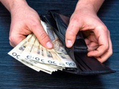 Szukają aż 8,5 tys. Polaków do pracy. Ponad 36 zł/h, a do tego benefity i 4-dniowy tydzień pracy