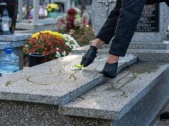 "Mamy ręce pełne roboty". Tyle można zarobić na sprzątaniu grobów