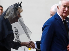 Król Karol III i królowa Kamila w Watykanie. Żona monarchy włożyła mantylkę