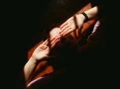 Czym jest niedzielny lęk? "Co niedzielę wieczorem ściska mnie w żołądku"