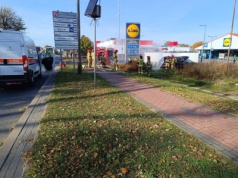 Audi uderzyło w paczkomat w Puławach, uszkodzeniu uległ zawór gazu. Ulica Lubelska zablokowana