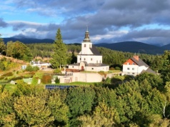 Miejsce cudów na górskim szlaku. Idealna trasa dla turystów na jesienne dni
