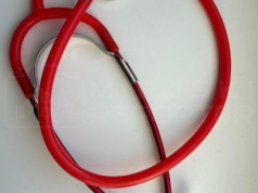 Agresywna pacjentka zaatakowała lekarza. “zablokowała mu wyjście z gabinetu, a potem zaatakowała go i zacisnęła na jego szyi stetoskop”