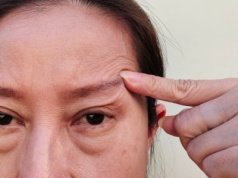 Opadająca powieka? Nie wydawaj fortuny na kremy i zabiegi. Ten trik działa, a nic nie kosztuje