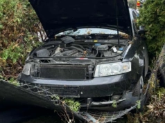 Jedna osoba ranna w wypadku. Audi uderzyło w forda i staranowało ogrodzenie