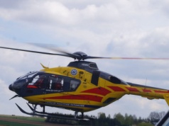 Zderzenie motocyklisty z rowerzystą. Dwie osoby są ranne, trwają działania ratowników