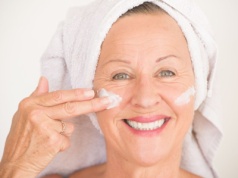 Maseczka dla 50-latki za grosze. Pięknie wygładza i napina skórę