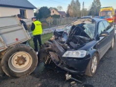 Zderzenie osobówki z ciągnikiem w powiecie jędrzejowskim
