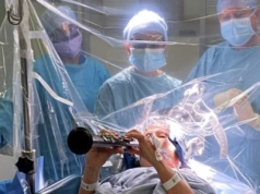 Pacjentka grała na klarnecie podczas operacji mózgu – wyjątkowy zabieg w Londynie