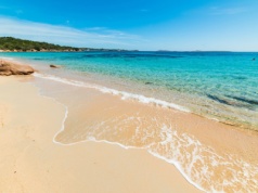 900 kg piasku i muszelek z włoskiej wyspy na lotnisku. Turyści nie wiedzą, co za to grozi