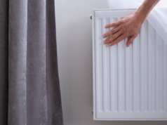 Prosty sposób na lepsze ogrzewanie. Odsuń od kaloryfera tę jedną rzecz