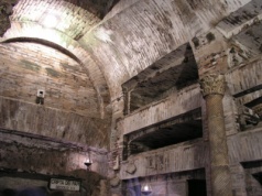 Katakumby w Polsce istnieją naprawdę. Gdzie są i czy można je zwiedzać? Oto podziemia pełne tajemnic