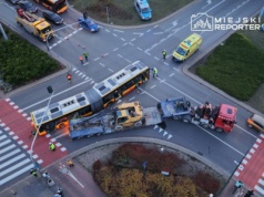 Groźny wypadek w Warszawie. Ciężarówka wjechała w autobus. Są poszkodowani