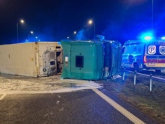 Tragiczny wypadek na A1. TIR runął na drogę, jest całkowicie zablokowana