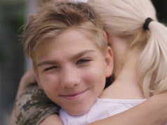 Kiedy syn wyrasta na małego rodzica, matka musi oddać kontrolę. Ta historia jest piękna i szokująca