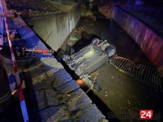 Kierujący samochodem osobowym manewr wyprzedzania zakończył w rzece