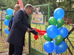 Dzieci dostały kieliszki i wzniosły toast. Skandal na otwarciu placu zabaw