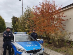 Policjanci z Żoliborza uwolnili mężczyznę przygniecionego stalową szyną