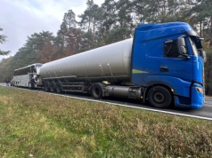 Chwile grozy na DK10! Autokar z dziećmi zderzył się z cysterną przewożącą gaz