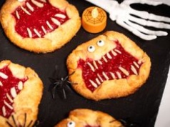 Galette malinowe w potworkowej wersji. Upiornie słodki przysmak na Halloween