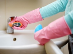 Zamiast wyrzucać, zagotuj i przelej do butelki. To najlepszy środek do czyszczenia