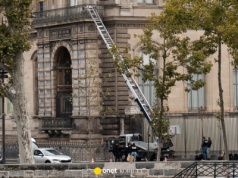 Spektakularny napad na Luwr. Niemiecka firma wykorzystuje sytuację