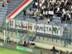Awantura o flagę. Kibice Legii długo nie mogli wejść na stadion Wisły