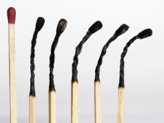 "Żeby się wypalić, trzeba płonąć". Najbardziej cierpią ambitni i perfekcjoniści