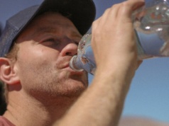 Naukowcy przebadali nasze napoje. Wnioski? Pijemy plastik