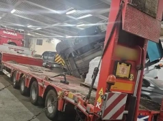 Kruszarka zsunęła się z naczepy na promie – pięć zmiażdżonych samochodów