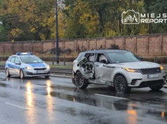 Dachowanie Land Rovera na Woli. Pojazd wpadł na torowisko i uszkodził barierki, w które wjechał tramwaj. Trzy osoby uciekły pieszo z pojazdu