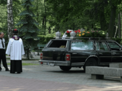 Zarobki grabarza przyprawiają o zawrót głowy! Tyle może dostać "do ręki"