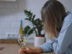 Alkoholizm trzydziestolatków. "Zaczynałam pić już w pracy. Później szłam na drinki"