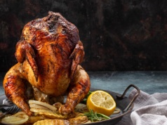 Przygotuj kurczaka na butelce. Mięso na pewno nie wyjdzie surowe w środku