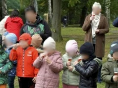 Dzieci świętowały otwarcie placu zabaw w Czerninie. Ten jeden szczegół wywołał burzę