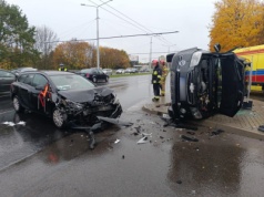 Wypadek na skrzyżowaniu ul. Jana Pawła II z ul. Romantyczną. Chevrolet przewrócił się po zderzeniu z oplem (zdjęcia)