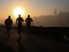 Bieganie częściowo naprawia to, co psują fast foody
