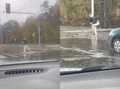 Bielany. Na przejściu dla pieszych zebrało się tyle wody, że zdjęła buty, by przejść na drugą stronę ulicy