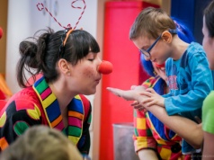 Fundacja Dr Clown uczy, jak wspierać dziecko podczas leczenia – ruszył projekt „Oprowadzacze”