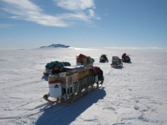 Po dekadach rozwiązano zagadkę różowych głazów na szczytach gór na Antarktydzie